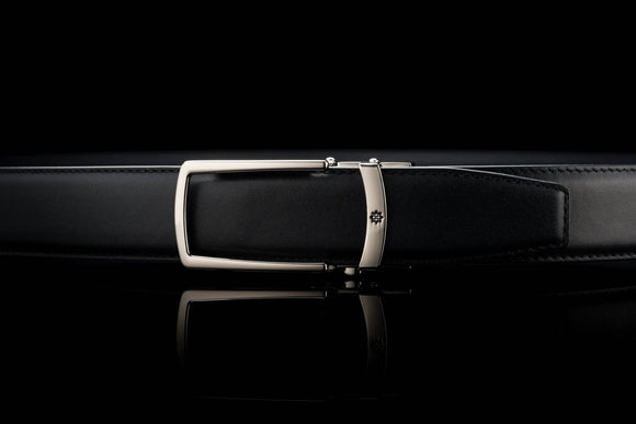 Eleganter Ledergürtel ohne Löcher in Schwarz mit offener Schnalle in Chrom