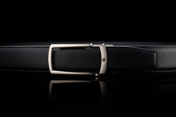 Eleganter Ledergürtel ohne Löcher in Schwarz mit offener Schnalle in Chrom