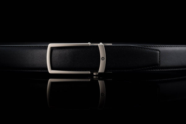 Eleganter Ledergürtel ohne Löcher in Schwarz mit offener Schnalle in Silber