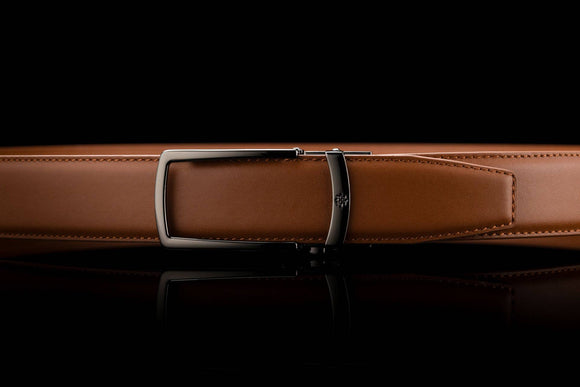 Eleganter Ledergürtel ohne Löcher in Cognac mit offener Schnalle in Schwarz