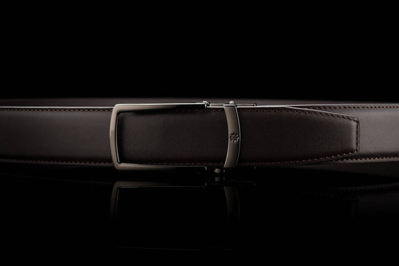 Eleganter Ledergürtel ohne Löcher in Dunkelbraun mit offener Schnalle in Schwarz