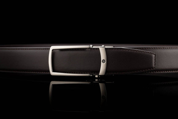Eleganter Ledergürtel ohne Löcher in Dunkelbraun mit offener Schnalle in Chrom