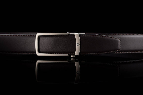 Eleganter Ledergürtel ohne Löcher in Dunkelbraun mit offener Schnalle in Silber