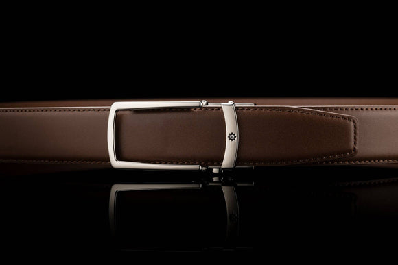 Eleganter Ledergürtel ohne Löcher in Mocca mit offener Schnalle in Chrom