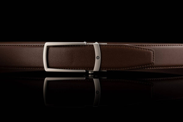 Eleganter Ledergürtel ohne Löcher in Mocca mit offener Schnalle in Silber