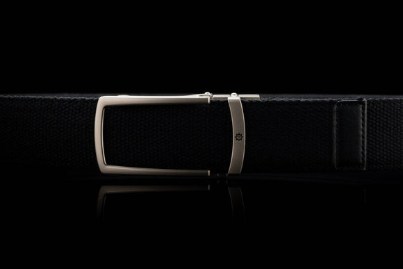 Breiter Stoffgürtel ohne Löcher in Schwarz mit offener Schnalle in Silber