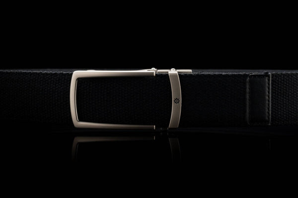 Breiter Stoffgürtel ohne Löcher in Schwarz mit offener Schnalle in Silber