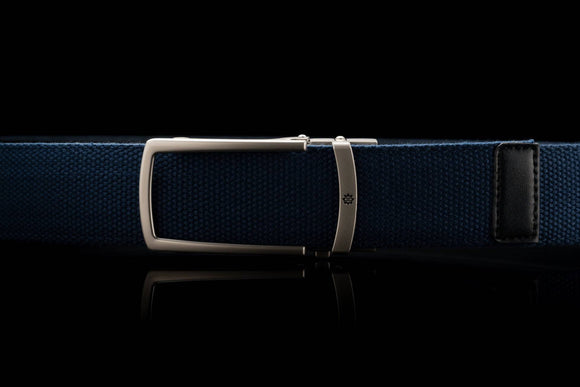 Breiter Stoffgürtel ohne Löcher in Blau mit offener Schnalle in Silber