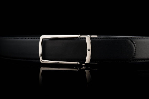 Breiter Ledergürtel ohne Löcher in Schwarz mit offener Schnalle in Chrom