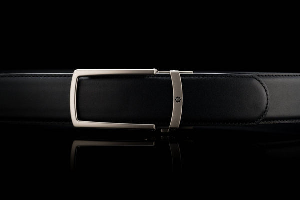 Breiter Ledergürtel ohne Löcher in Schwarz mit offener Schnalle in Silber