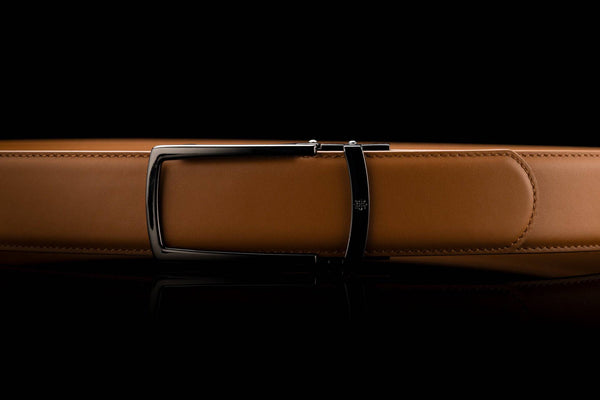 Breiter Ledergürtel ohne Löcher in Cognac mit offener Schnalle in Schwarz