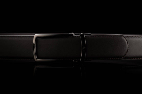 Breiter Ledergürtel ohne Löcher in Dunkelbraun mit offener Schnalle in Schwarz