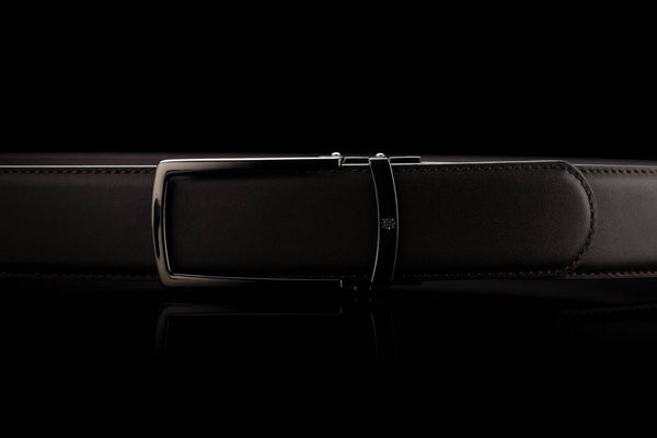 Breiter Ledergürtel ohne Löcher in Dunkelbraun mit offener Schnalle in Schwarz