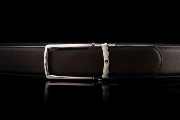 Breiter Ledergürtel ohne Löcher in Dunkelbraun mit offener Schnalle in Chrom