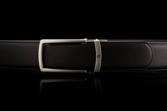 Breiter Ledergürtel ohne Löcher in Dunkelbraun mit offener Schnalle in Silber