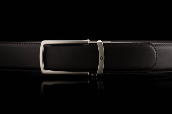 Breiter Ledergürtel ohne Löcher in Dunkelbraun mit offener Schnalle in Silber