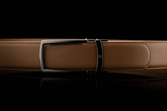 Breiter Ledergürtel ohne Löcher in Hellbraun mit offener Schnalle in Schwarz