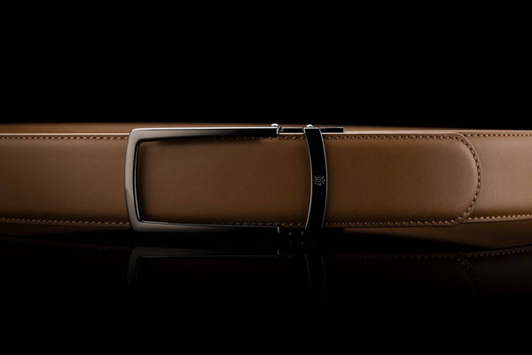 Breiter Ledergürtel ohne Löcher in Hellbraun mit offener Schnalle in Schwarz