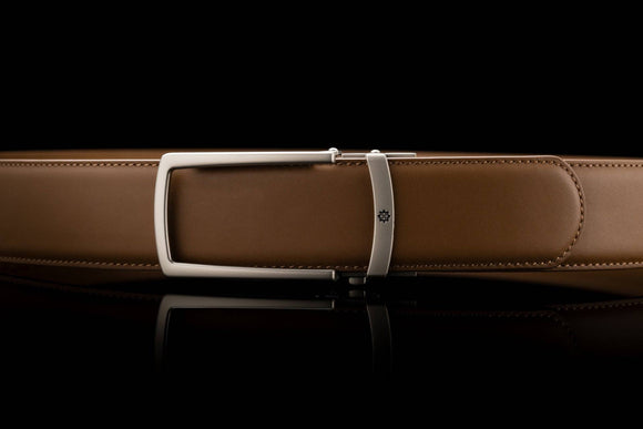 Breiter Ledergürtel ohne Löcher in Hellbraun mit offener Schnalle in Silber